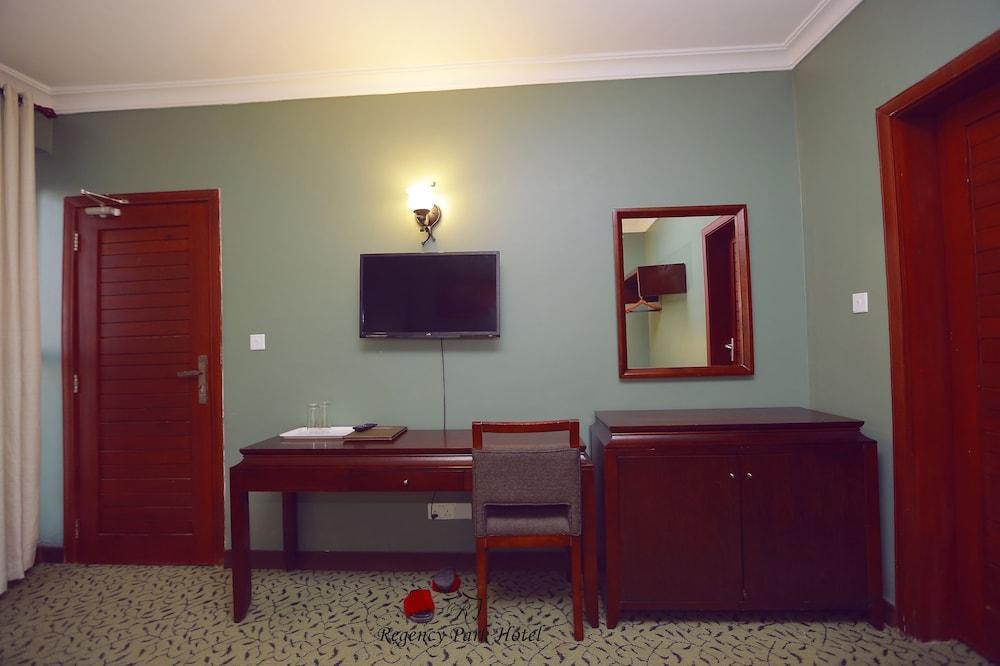 Regency Park Hotel Daressalam Exterior foto