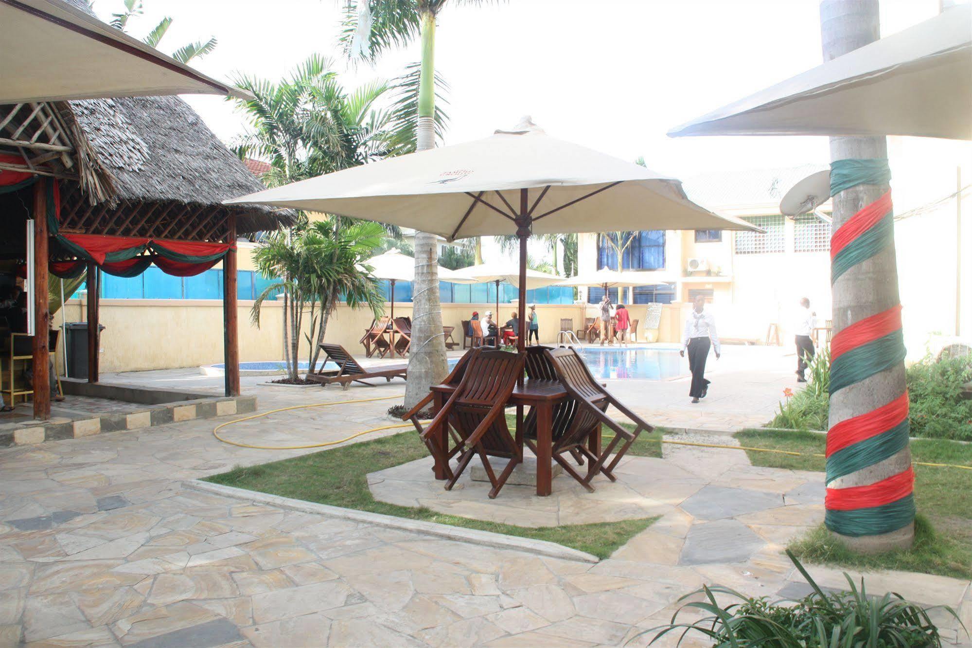 Regency Park Hotel Daressalam Exterior foto