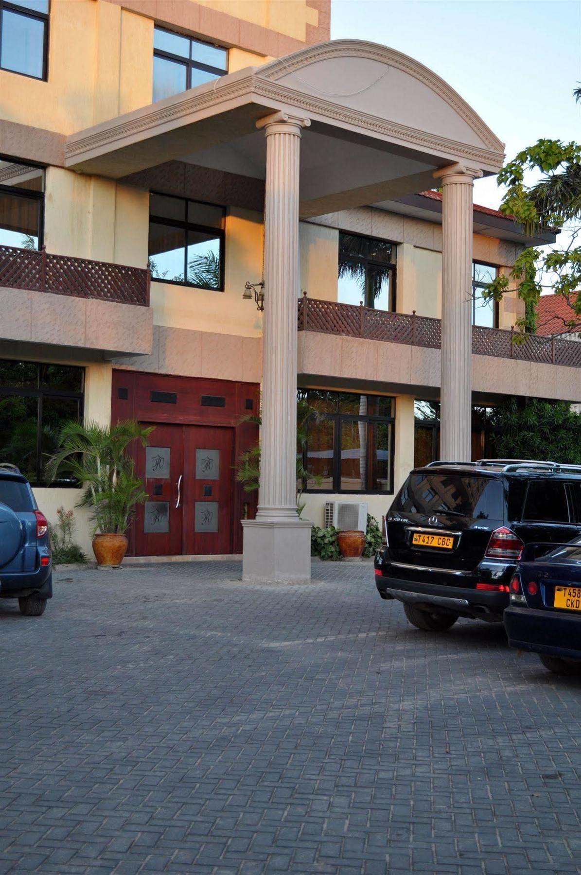 Regency Park Hotel Daressalam Exterior foto